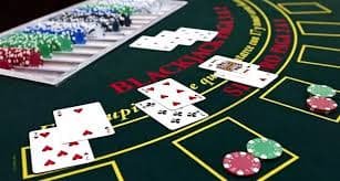 Dealer profesional memandu meja baccarat live di platform kasino ipototo