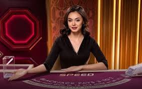 Pengguna Indonesia memainkan baccarat live casino ipototo di smartphone dengan nyaman
